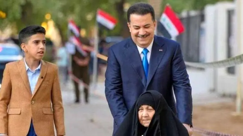 ببینید؛ نخست‌وزیر عراق با مادرش در انتخابات شرکت کرد
