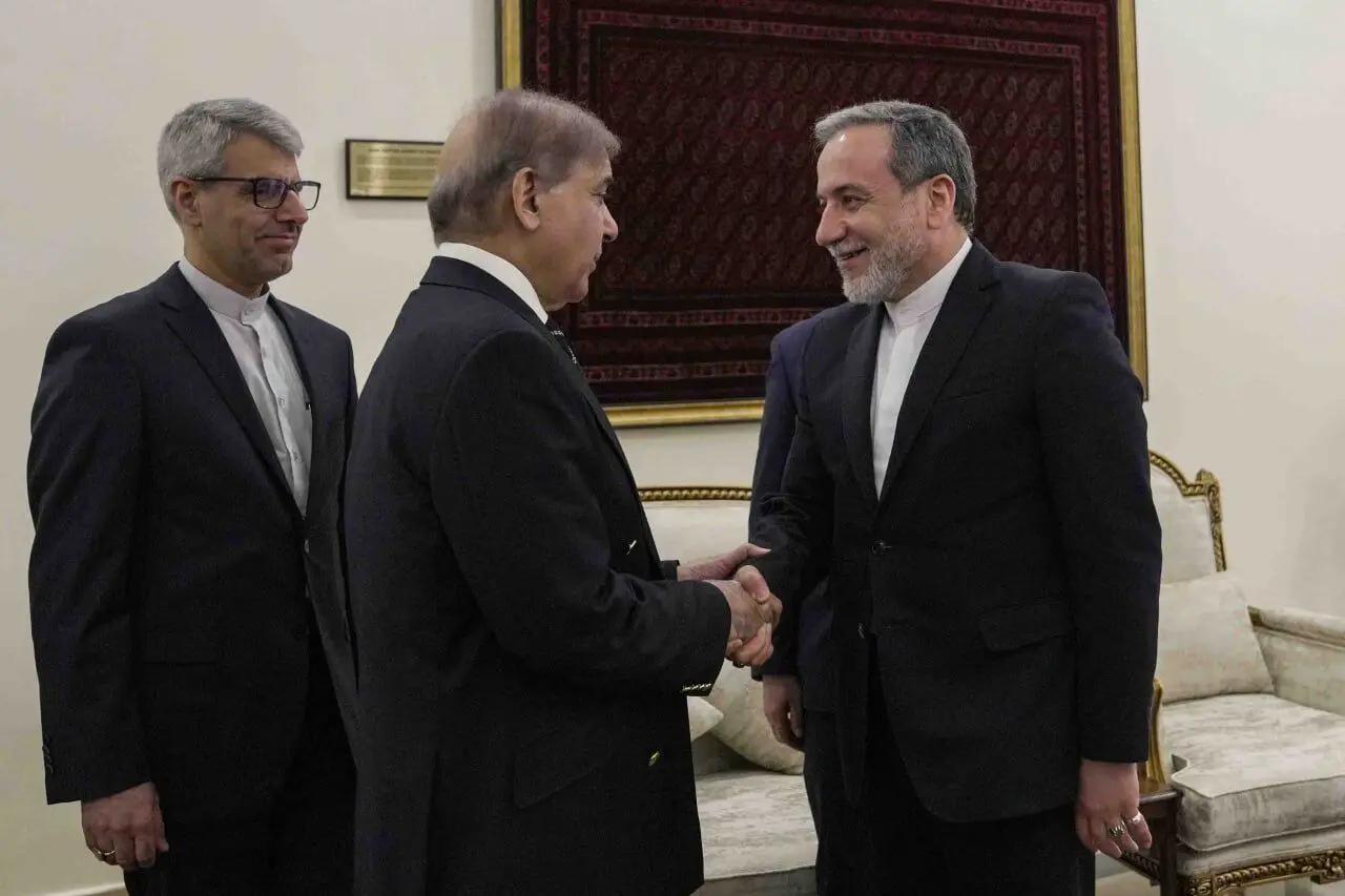 تغییر چهره شهباز شریف پس از گفت‌وگوی کوتاه با عراقچی؛ ماجرا چه بود؟