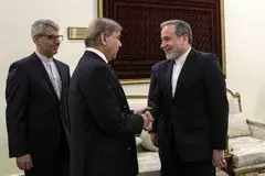 تغییر چهره شهباز شریف پس از گفت‌وگوی کوتاه با عراقچی؛ ماجرا چه بود؟