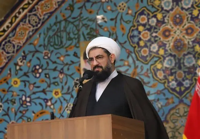 سؤال امام جمعه همدان از دستگاه قضا: چرا کسانی که در این کشور فساد اقتصادی دارند باید راحت زندگی کنند؟