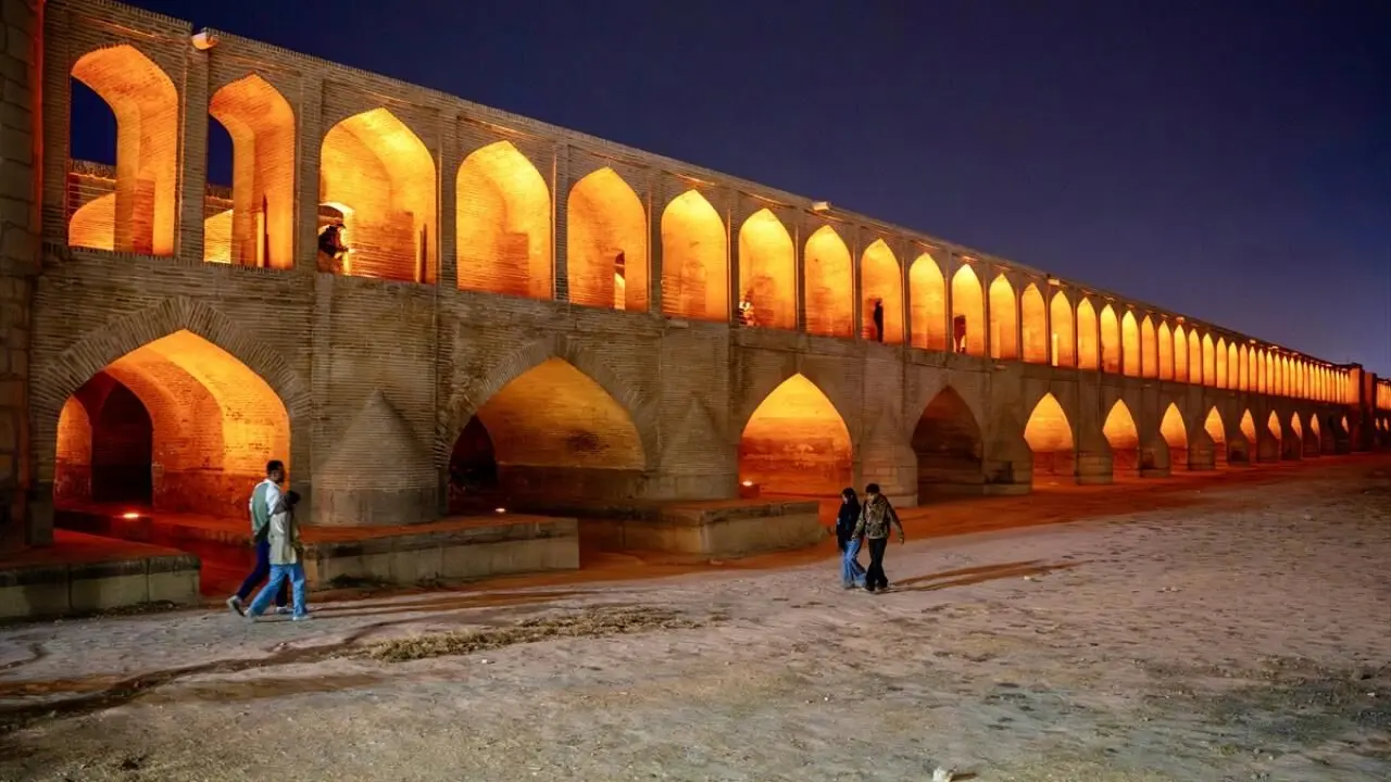 تصاویر رسانه خارجی از وضعیت غم‌انگیز سی‌وسه‌پل 