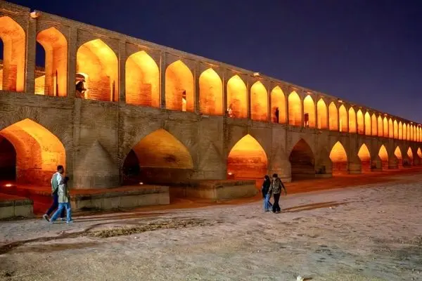 تصاویر رسانه خارجی از وضعیت غم‌انگیز سی‌وسه‌پل 