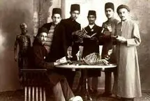 دوتن از شاهزادگان خردسال قاجار و لـله‌گان آنها در یک قاب