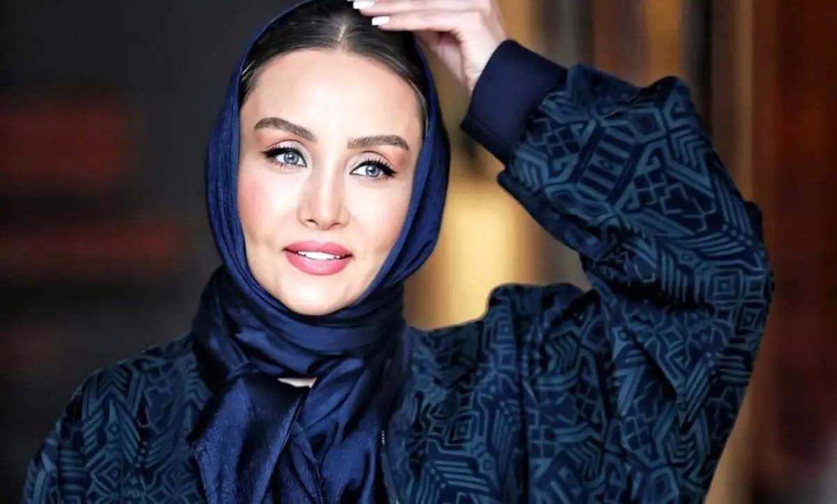 «حدیث فولادوند» در کودکی و با پدرش در کنار دریا؛ اواخر دهه 50