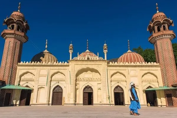 لحظه فرو ریختن مناره مسجد ۶۰۰ ساله