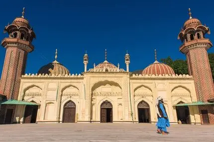 لحظه فرو ریختن مناره مسجد ۶۰۰ ساله