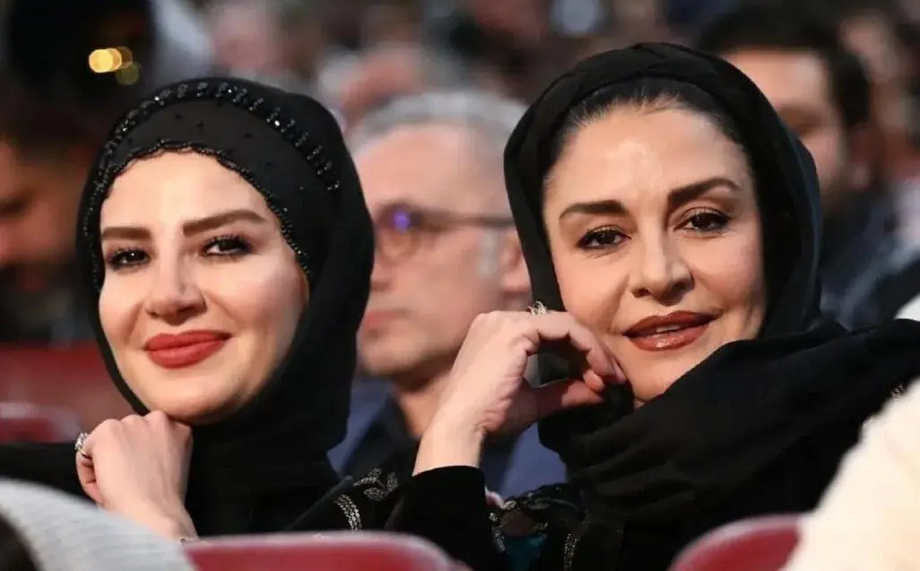 کافه گردی خواهرانه ملیکا و مریلا زارعی