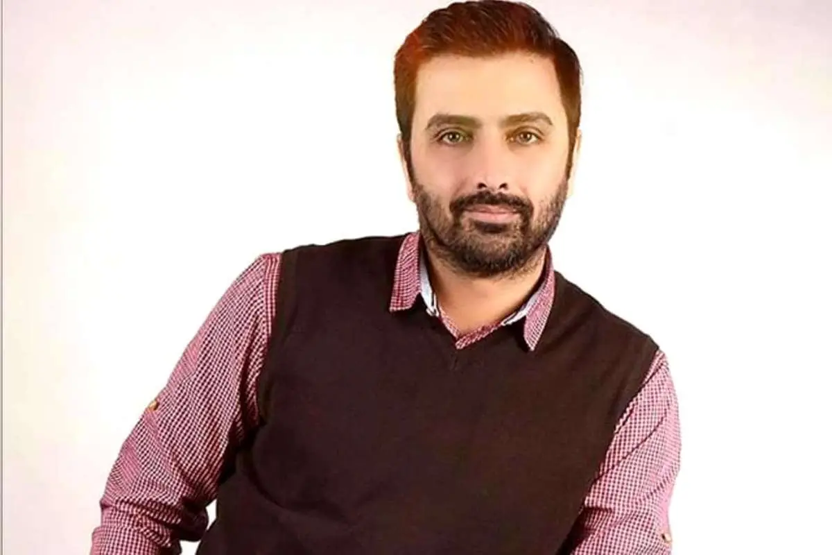 امین زندگانی در کنار آرامگاه کوروش در پاسارگاد