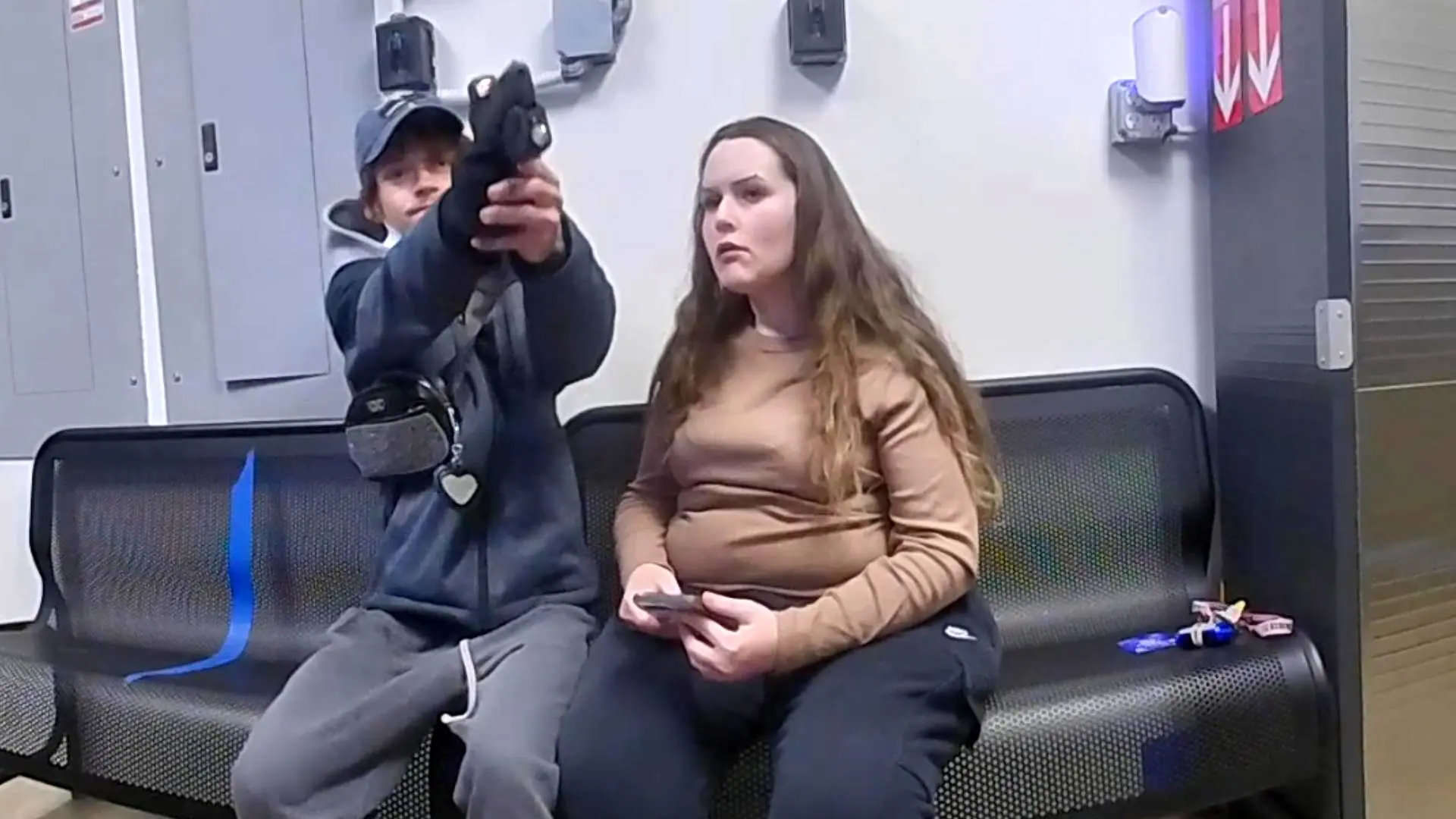 وقتی اسلحه سارق حین شلیک به پلیس گیر کرد