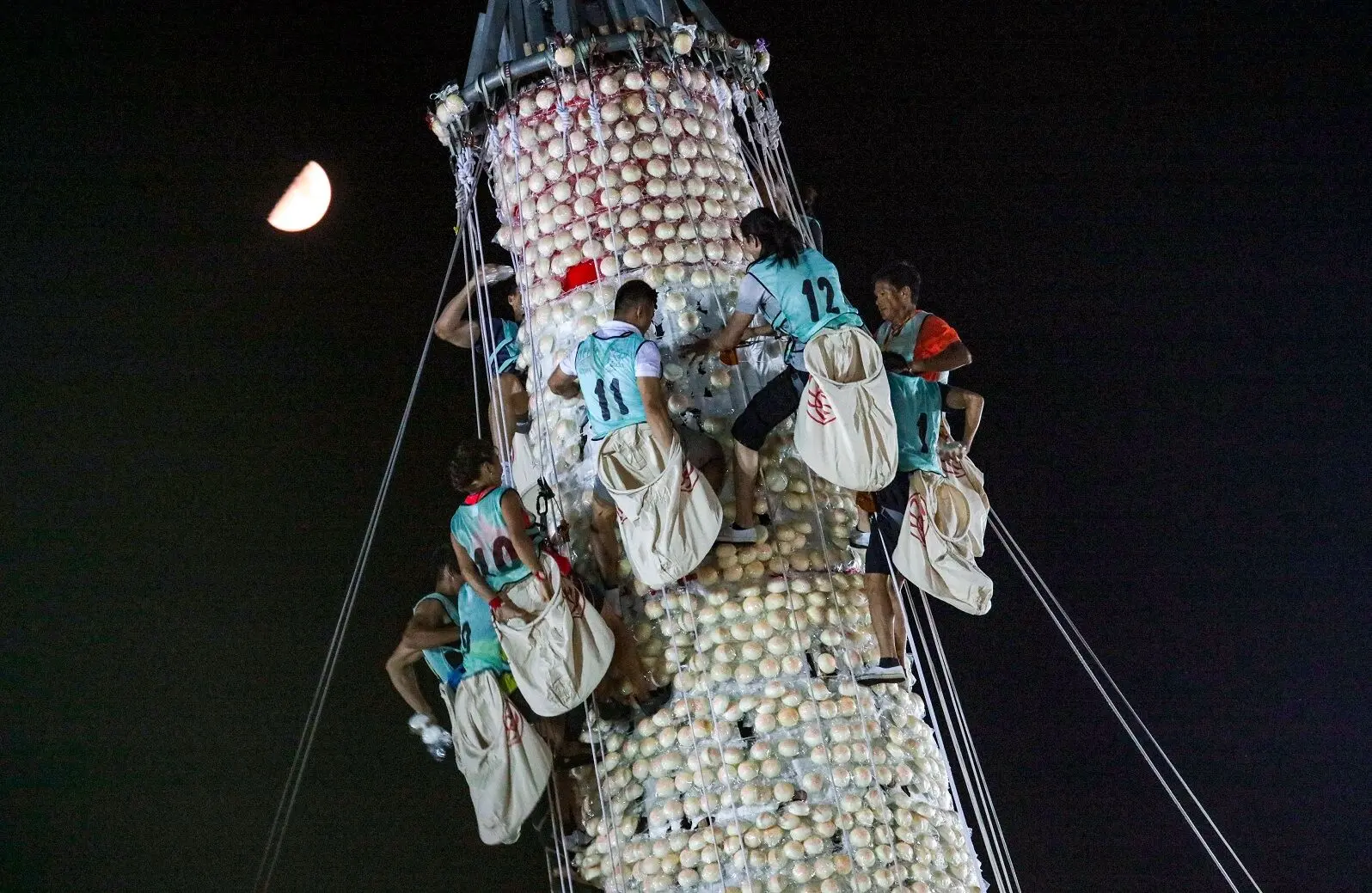 رقابت هیجان‌انگیز بالارفتن از برج نان