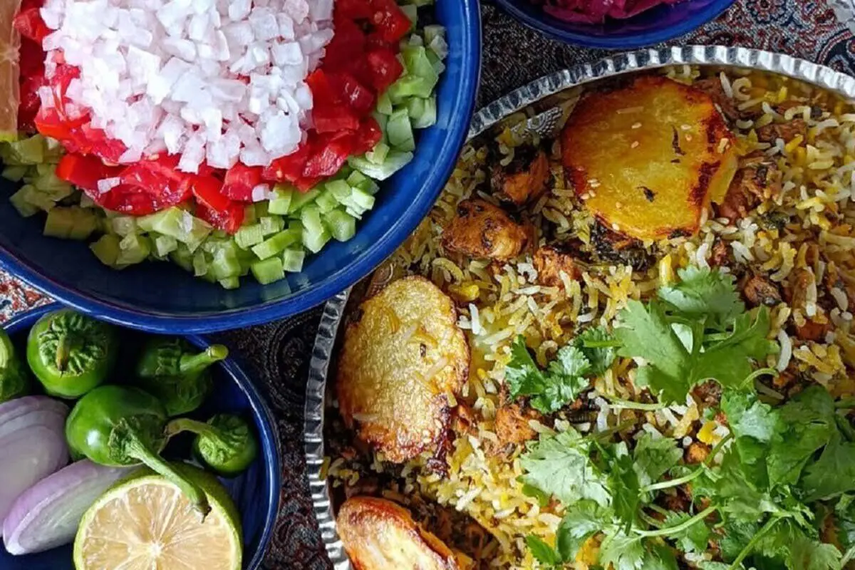 گشنیز پلو با مرغ زعفرانی؛ آموزش مرحله به مرحله