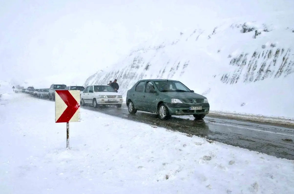 برف و باران در چالوس، هراز و فیروزکوه/ ترافیک سنگین شد
