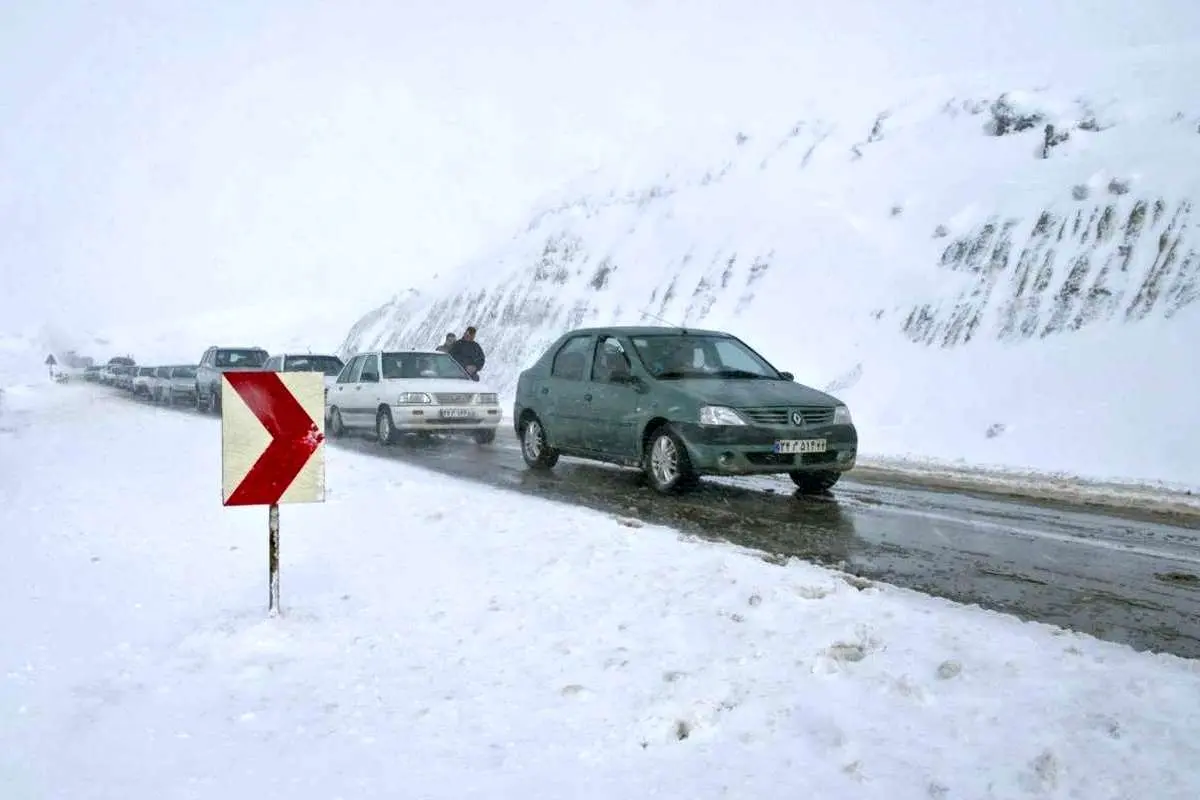 برف و باران در چالوس، هراز و فیروزکوه/ ترافیک سنگین شد
