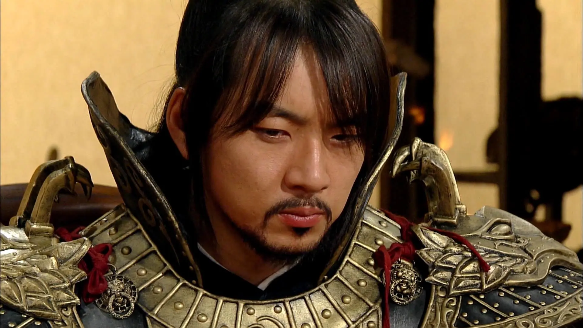 «جومونگ» با لباس «بَردگی» در حال راهنمایی بچه‌مدرسه‌ای‌ها در شهرک سینمایی