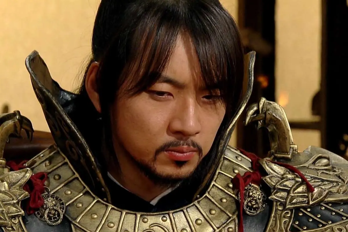 «جومونگ» با لباس «بَردگی» در حال راهنمایی بچه‌مدرسه‌ای‌ها در شهرک سینمایی