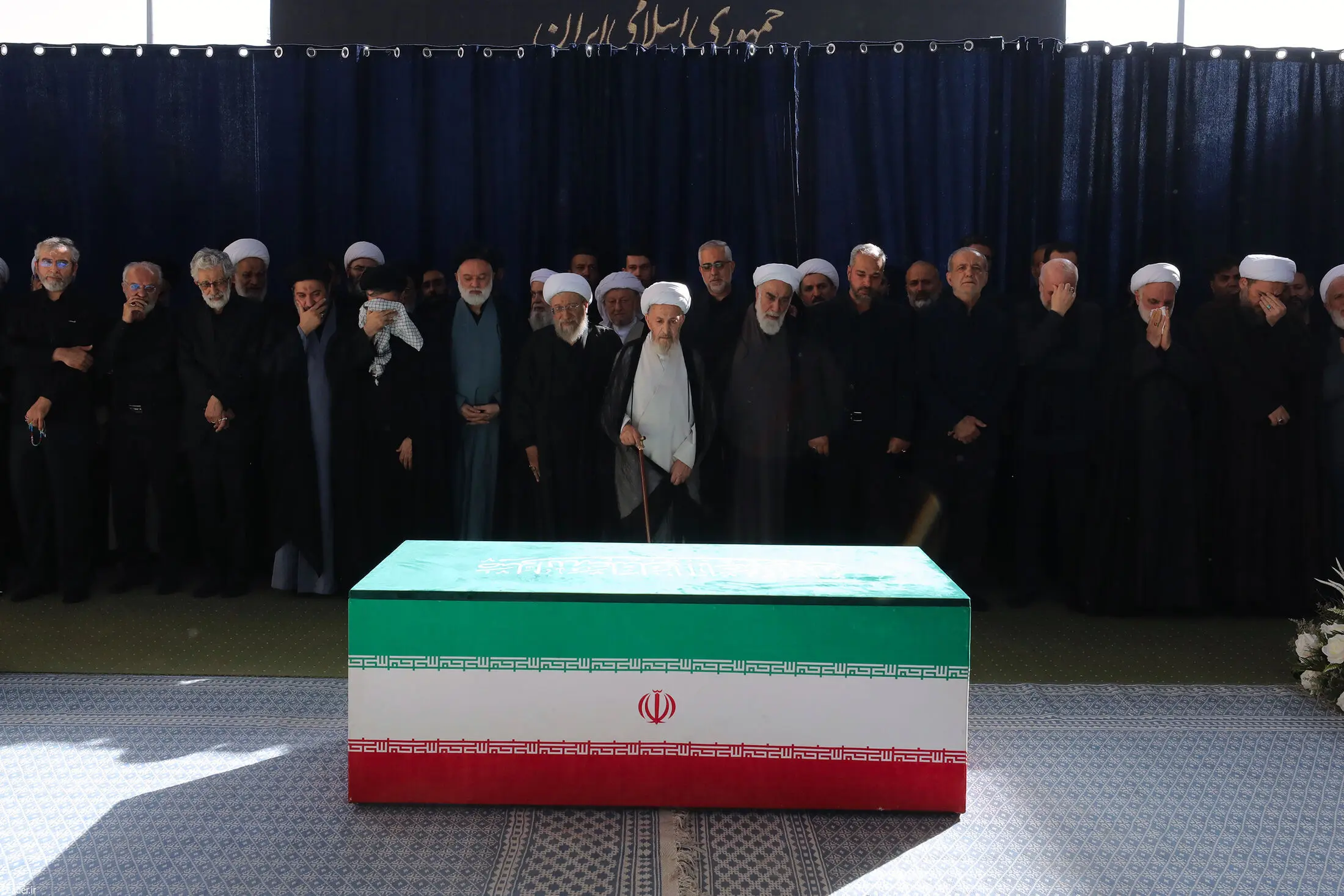 مقامات و چهره‌های سیاسی - نظامی در مراسم اقامه نماز بر پیکر رهبر شهید