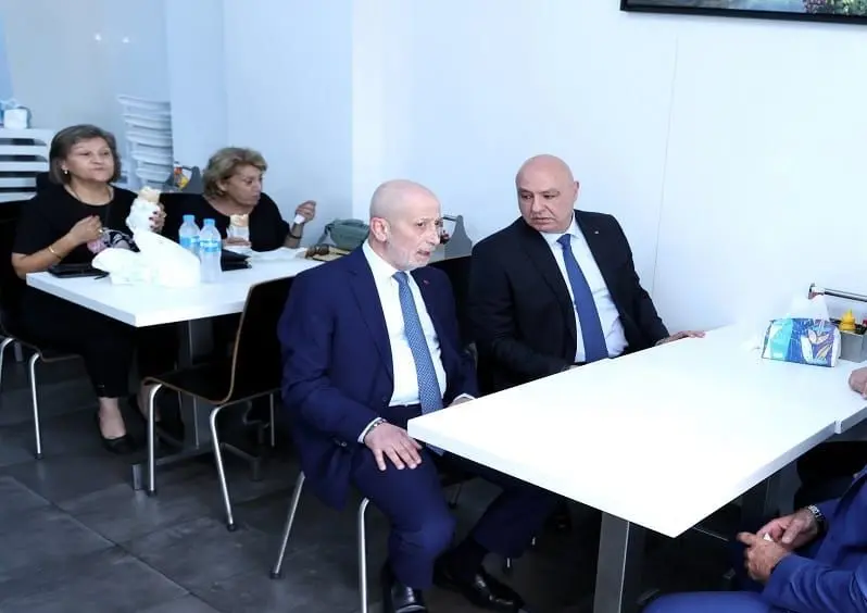 ببینید؛ فلافل خوری رئیس جمهور لبنان در رستوران