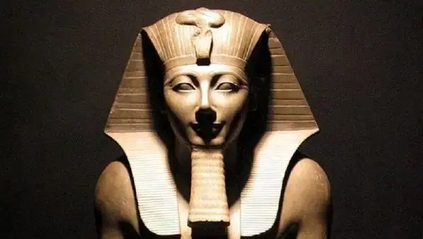 آیی، فرعونی سیاس و اسرارآمیز 