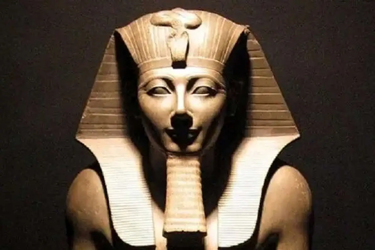 آیی، فرعونی سیاس و اسرارآمیز 