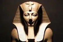 آیی، فرعونی سیاس و اسرارآمیز 