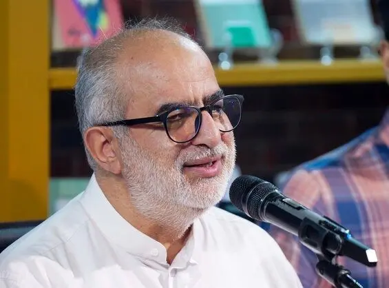 حسام‌الدین آشنا: غیبت از پلتفرم‌های جهانی یعنی غیبت در میدان نبرد جهانی