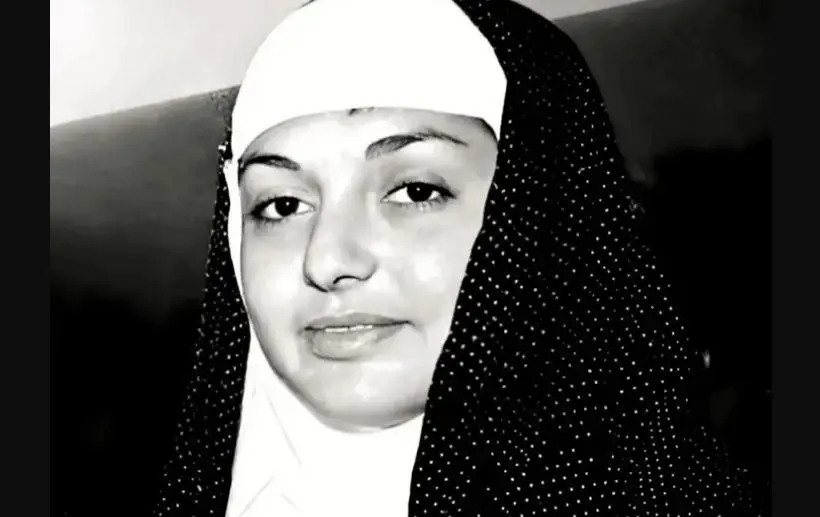 گوگوش در ۲۶ سالگی و در سفر حج
