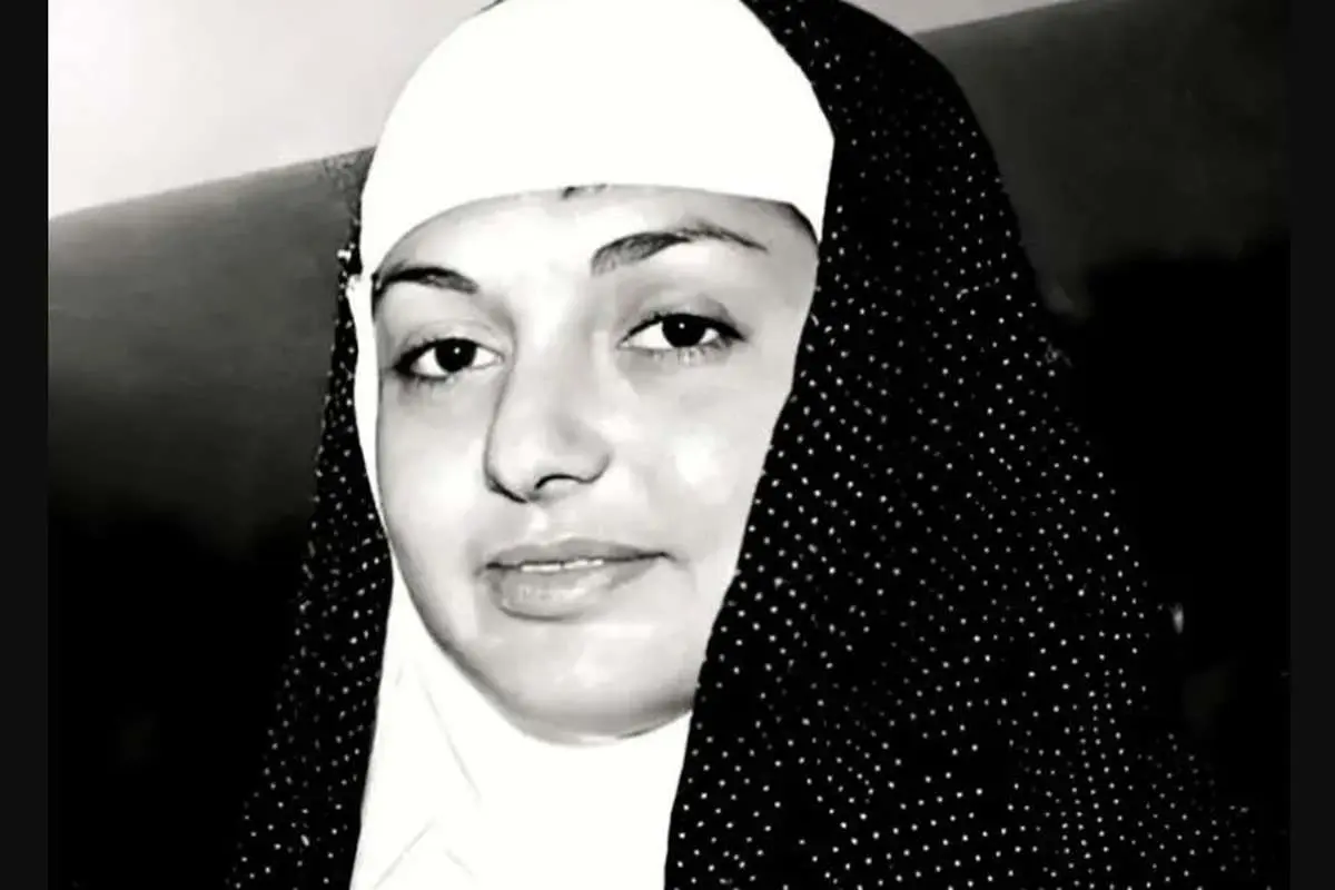 گوگوش در ۲۶ سالگی و در سفر حج
