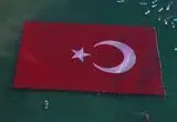 بزرگ‌ترین پرچم گشوده‌ شده جهان روی آب