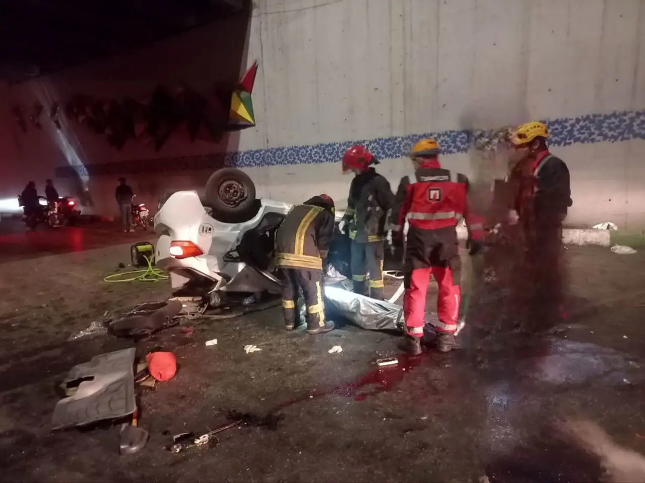 سقوط خودرو از روی پل روی موتورسوار/ یک نفر کشته و پنج تن مصدوم شدند