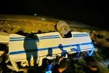 سقوط مینی‌بوس به دره در خراسان رضوی با یک فوتی و ۱۹ مصدوم 