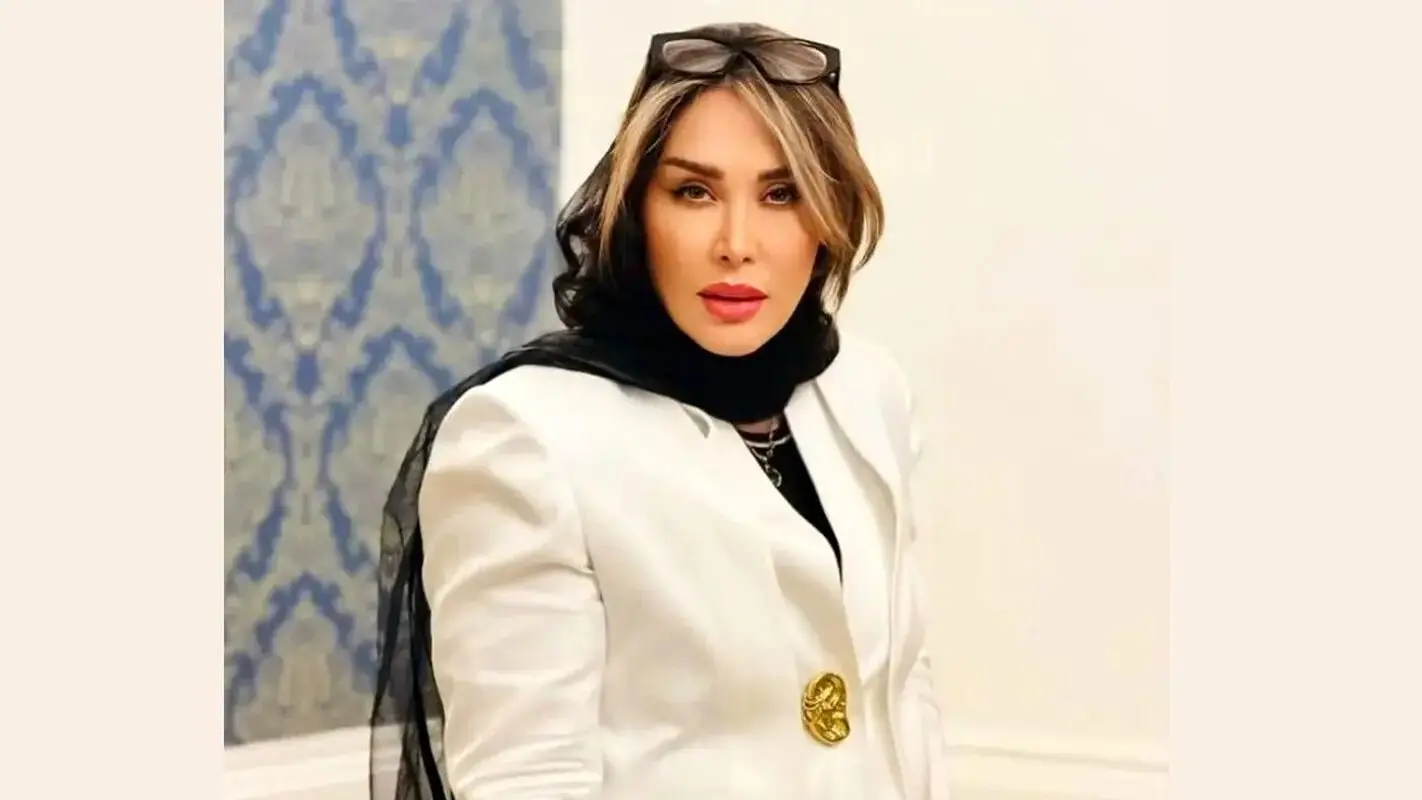 تولد لاکچری سارا منجزی‌پور در کنار درخت کریسمس