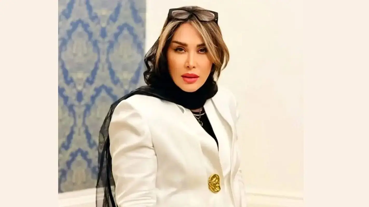 تولد لاکچری سارا منجزی‌پور در کنار درخت کریسمس