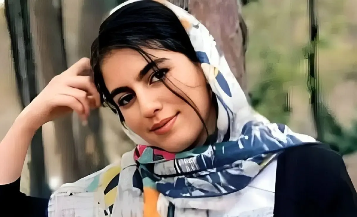 تصویر؛ پرچم پرسپولیس روی مزار الهه حسین‌نژاد؛ لالا کن دختر زیبای شبنم 