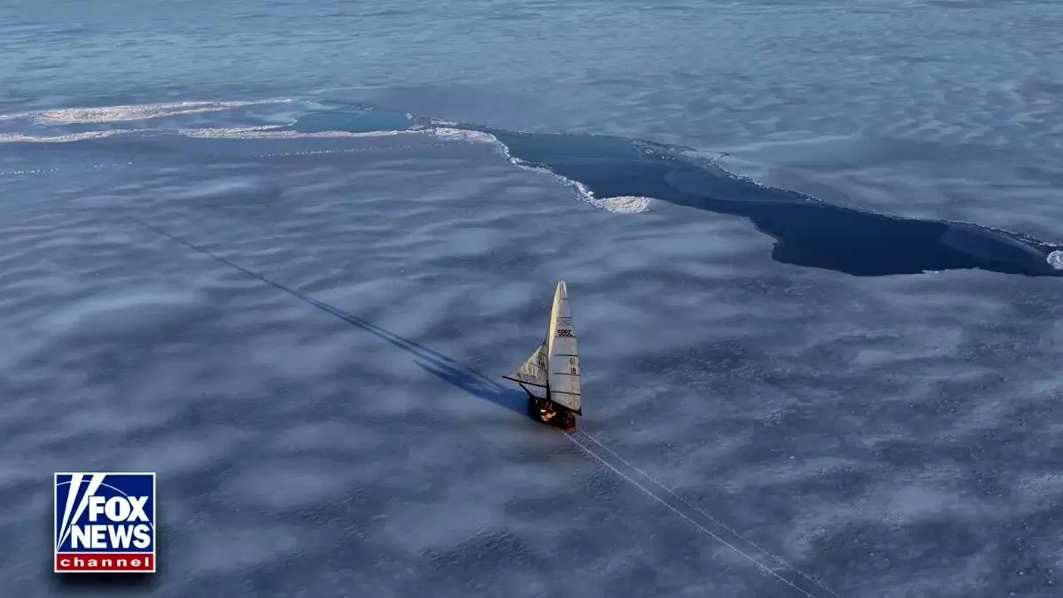 رخداد کم‌نظیر حرکت قایق روی خلیج یخ‌بسته