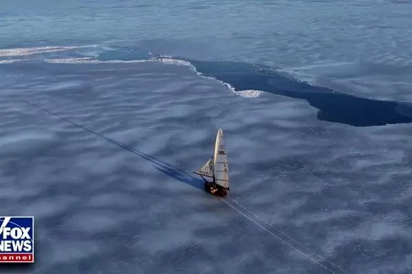 رخداد کم‌نظیر حرکت قایق روی خلیج یخ‌بسته