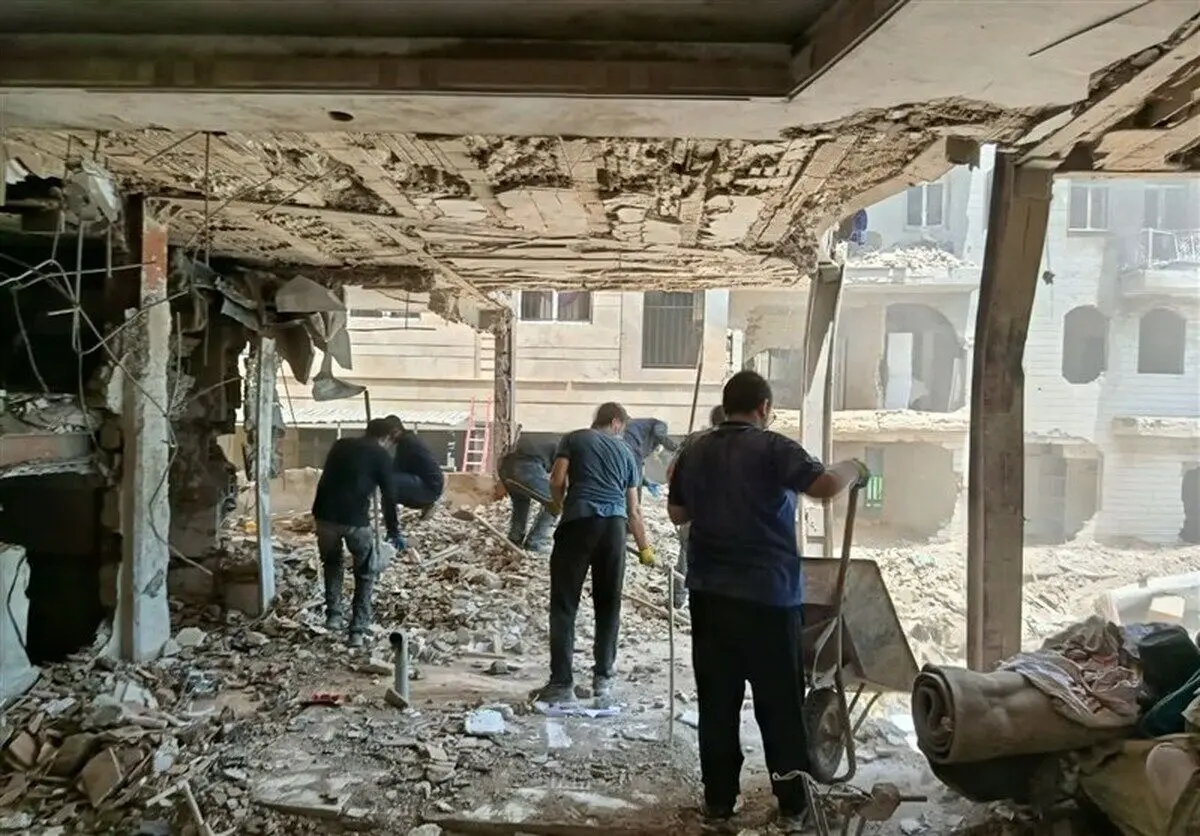 خارج کردن کودک خردسال از زیر آوار