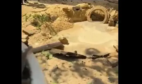 لحظه اصابت ترکش موشک ایرانی به خیابانی در اسرائیل