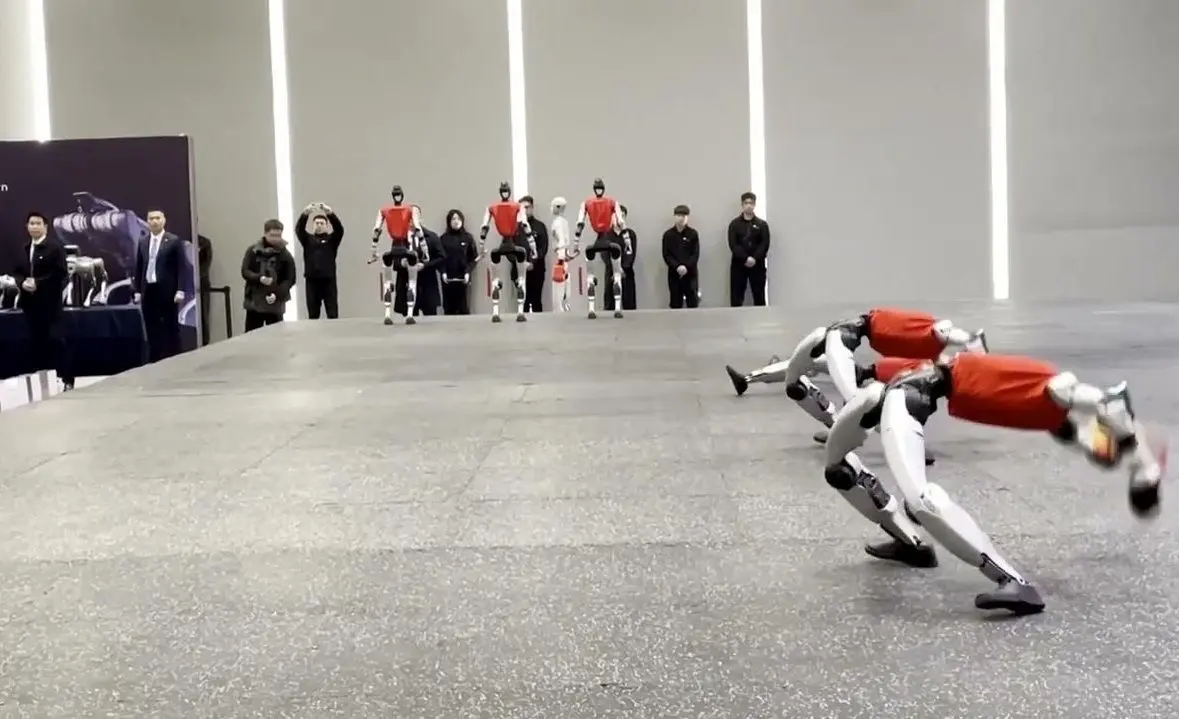 هنرنمایی ربات‌های چینی مقابل صدراعظم آلمان