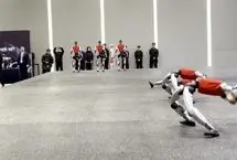 هنرنمایی ربات‌های چینی مقابل صدراعظم آلمان