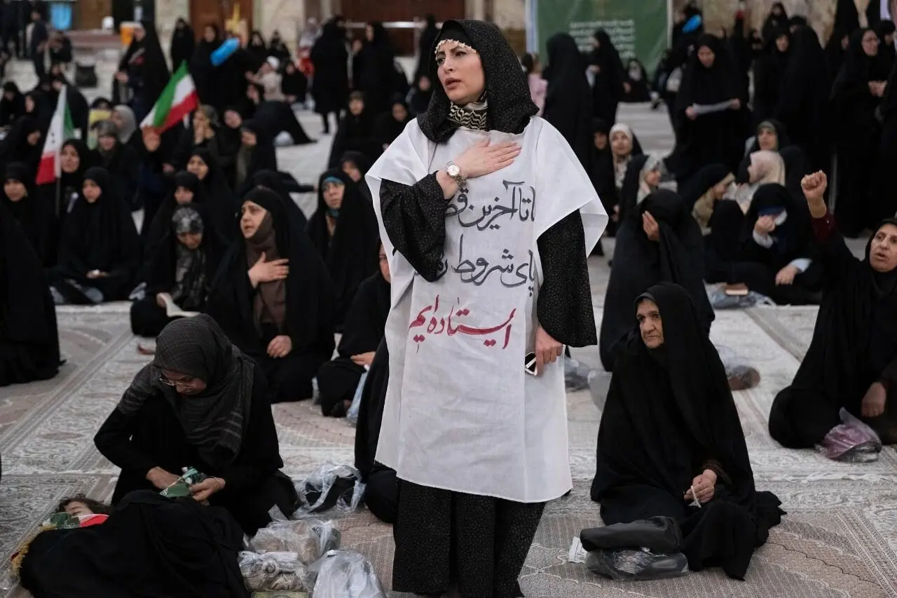 جهان به روایت تصویر؛ از ژست زن روس تا سوگواری زن کفن‌پوش در مرقد امام