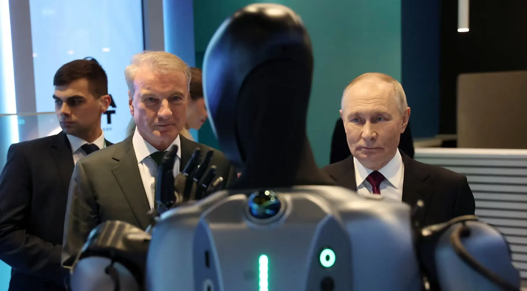 رقص ربات انسان‌نمای ساخت روسیه در مقابل پوتین