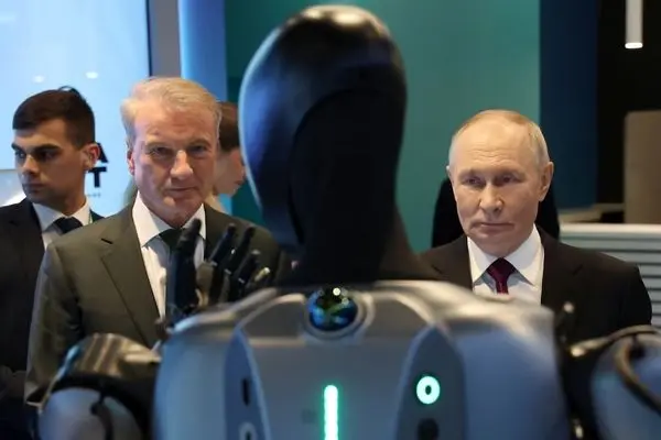 رقص ربات انسان‌نمای ساخت روسیه در مقابل پوتین