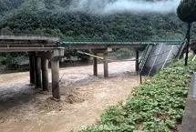 لحظات سقوط خودروی شاسی‌بلند به رودخانه خروشان