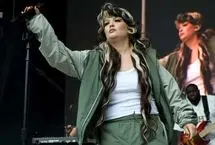 لحظه غش کردن خواننده زن روی صحنه