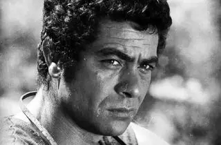 «بهروز وثوقی و عباس شباویز» در پشت صحنه فیلم قیصر؛ سال 48