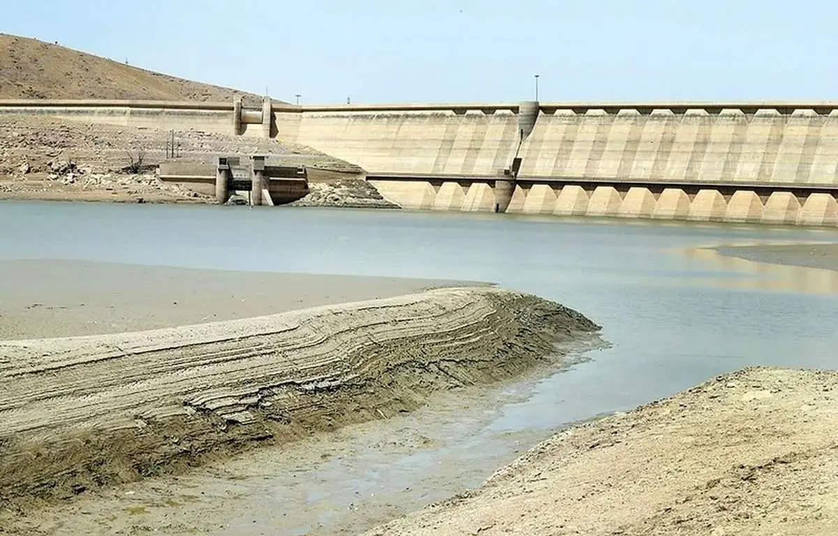 ببینید؛ راه رفتن یک شناگر در سد خشک کرج