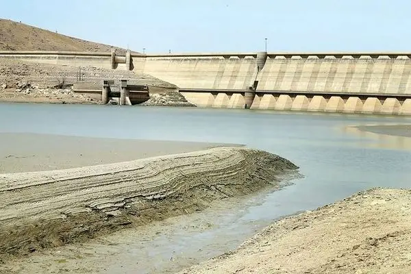 ببینید؛ راه رفتن یک شناگر در سد خشک کرج