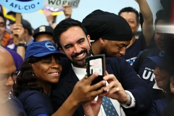 زهران ممدانی سحری را در کنار کارگران خدمات شهری صرف کرد