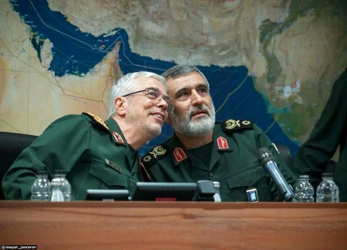 تصاویر اقامه نماز بر پیکر سرداران شهید حاجی‌زاده و باقری