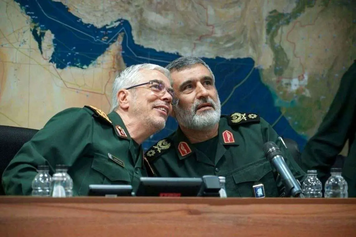 تصاویر اقامه نماز بر پیکر سرداران شهید حاجیزاده و باقری